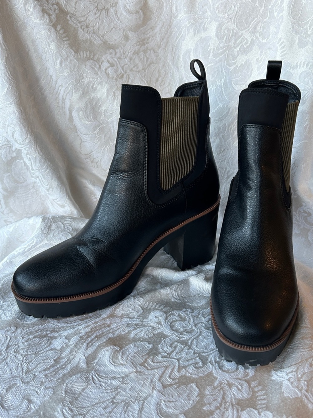 Chinese laundry Black Women's Chelsea Platform Boot Heeled Ankle boot.